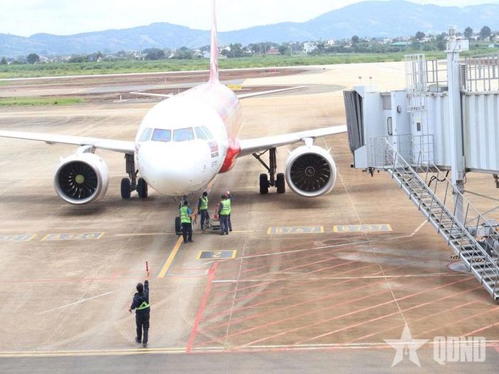 Chuyến bay AK571 khởi hành từ Kuala Lumpur (Malaysia) hạ cánh xuống Cảng hàng không quốc tế Liên Khương trưa 2-9.
