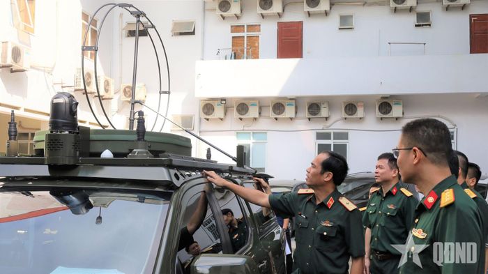 Thiếu tướng Vũ Viết Hoàng, Tư lệnh Binh chủng Thông tin liên lạc kiểm tra công tác lắp đặt thiết bị thông tin do Trung tâm Kỹ thuật thông tin công nghệ cao thực hiện phục vụ nhiệm vụ A80.