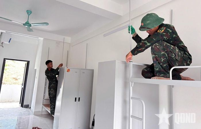 Bộ đội lắp giường, tủ tại phòng ở của học sinh.