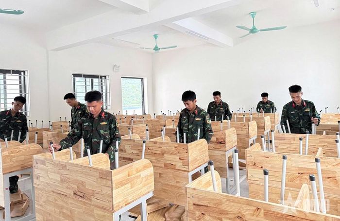 Bộ đội Trung đoàn 762, Bộ CHQS tỉnh Thanh Hóa tăng cường lực lượng tham gia xây dựng Trường phổ thông nội trú Tiểu học và Trung học cơ sở xã Bát Mọt, tỉnh Thanh Hóa.