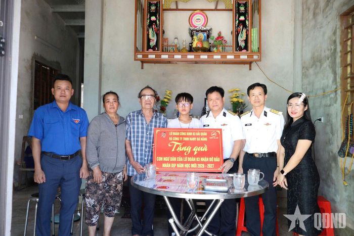 Đại diện Lữ đoàn 83 và đơn vị kết nghĩa trao quà tặng các cháu trước năm học mới.