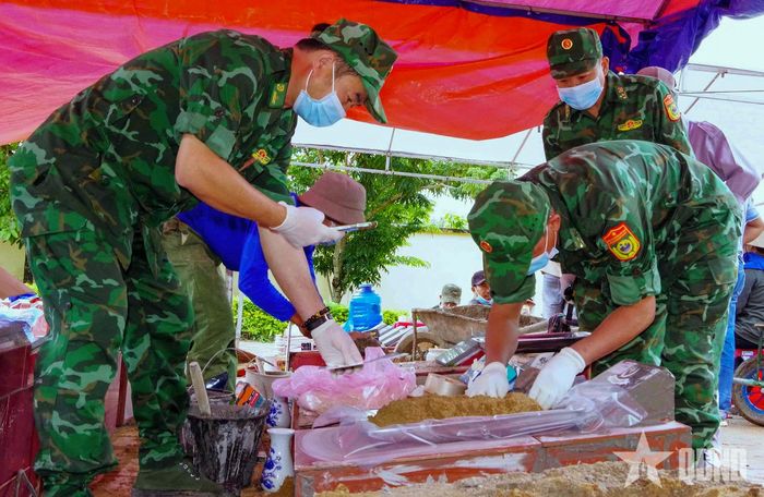 Các đội lấy mẫu của Ban chỉ huy Bộ đội Biên phòng tỉnh Quảng Ngãi thực hiện nhiệm vụ xuyên lễ.