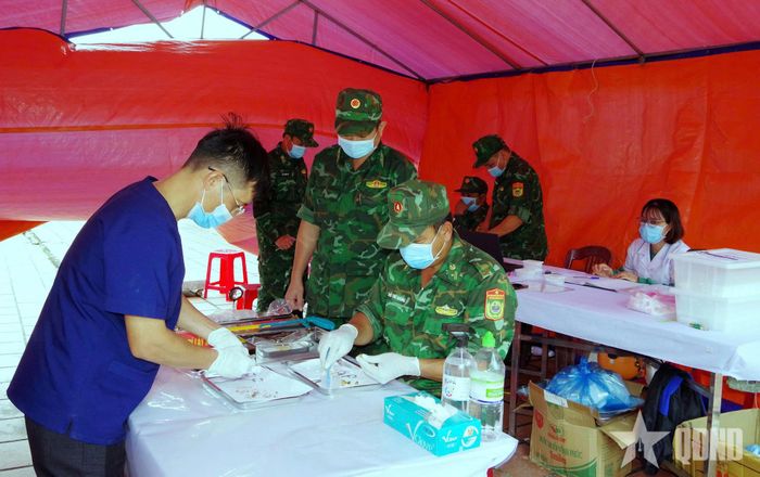 Lực lượng y tế của Đội lấy mẫu số 10 khẩn trương làm sạch, phân loại sinh phẩm theo quy trình khoa học, nghiêm ngặt.