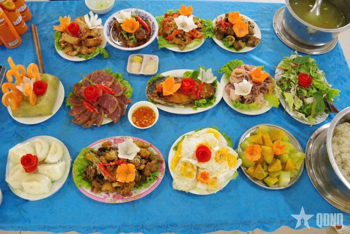 Mâm cơm trong ngày lễ tại đơn vị.