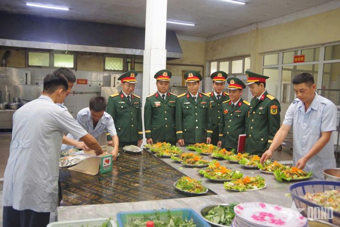Đoàn công tác Sư đoàn 324 kiểm tra khâu chế biến, bố trí thực phẩm tại Trung đoàn 335.