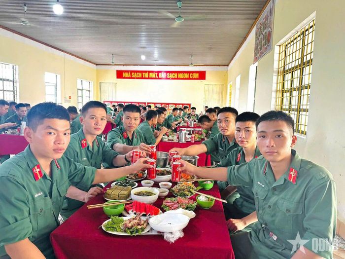 Các chiến sĩ trong bữa cơm mừng Tết Độc lập.