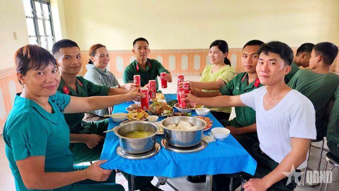 Gia đình chiến sĩ thăm và ăn cơm ngày lễ cùng đơn vị.