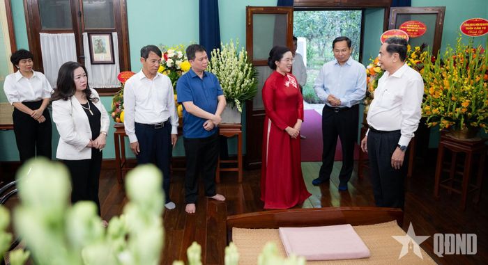 Chủ tịch Quốc hội Trần Thanh Mẫn trò chuyện với các cán bộ, nhân viên Khu Di tích Chủ tịch Hồ Chí Minh tại Phủ Chủ tịch. Ảnh: VŨ HIẾU