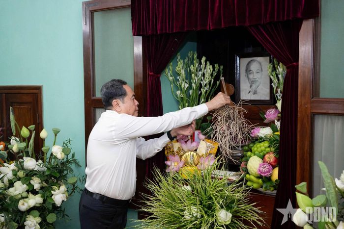 Chủ tịch Quốc hội Trần Thanh Mẫn dâng hương tưởng nhớ Chủ tịch Hồ Chí Minh tại Nhà 67, Khu Di tích Chủ tịch Hồ Chí Minh tại Phủ Chủ tịch. Ảnh: VŨ HIẾU