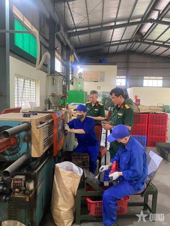 Cán bộ, nhân viên Xưởng X260 bảo đảm kỹ thuật cho máy móc, trang thiết bị.