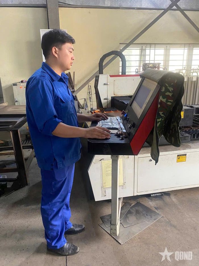 Công nhân Xưởng X260 thao tác trên máy công nghệ hiện đại.