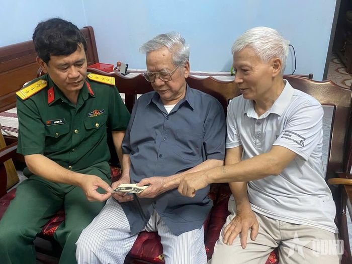 Cựu chiến binh Lục Văn Ty (ngồi giữa) kể về những năm tháng thi đua của Kho 260 (nay là Xưởng X260).