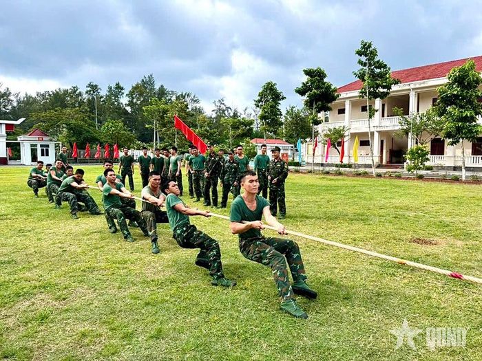 Các chiến sĩ Trung đoàn Hỗn hợp 39 tham gia trò chơi kéo co. 