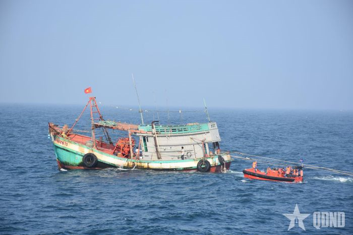 Lực lượng của Vùng Cảnh sát biển 1 (Cảnh sát biển Việt Nam) kiểm tra tàu cá hoạt động trên biển.