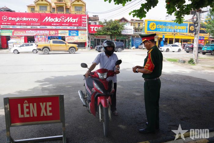 Lực lượng vệ binh duy trì nghiêm chế độ canh gác, kiểm soát chặt chẽ người và phương tiện ra, vào đơn vị.