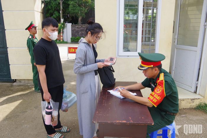 Hướng dẫn, làm thủ tục cho gia đình, thân nhân cán bộ, chiến sĩ vào thăm đơn vị, bảo đảm chặt chẽ, đúng quy định