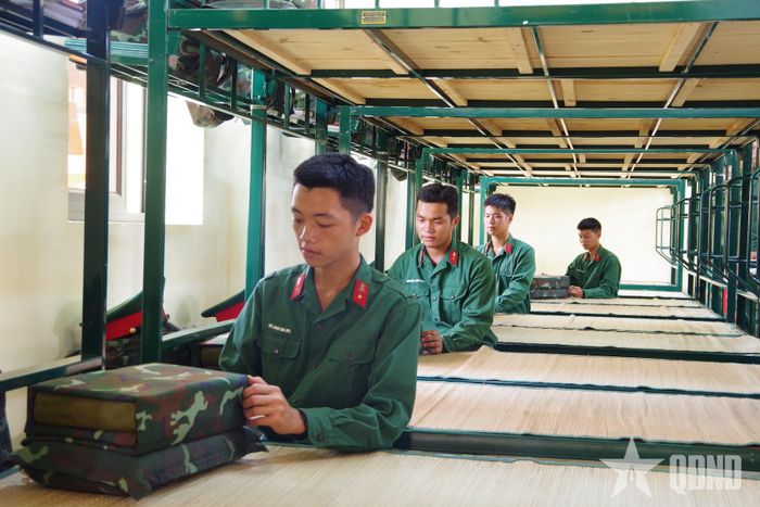 Trung tâm duy trì nghiêm nền nếp nội vụ, vệ sinh, xây dựng môi trường chính quy, sáng, xanh, sạch, đẹp.
