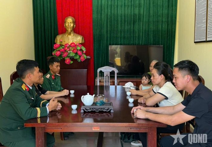 Cán bộ đơn vị gặp gỡ, thăm hỏi gia đình quân nhân, kịp thời động viên cán bộ, chiến sĩ yên tâm công tác, hoàn thành tốt nhiệm vụ.