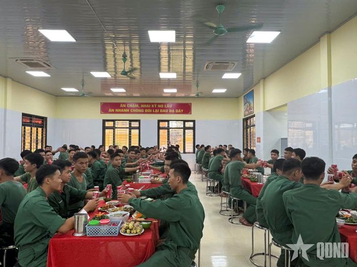 Bữa cơm ngày Quốc khánh được tổ chức chu đáo, tạo không khí đầm ấm, vui tươi, gắn kết cán bộ, chiến sĩ.