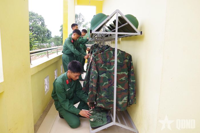Bộ đội sắp xếp quân trang thống nhất, gọn gàng, duy trì nền nếp chính quy.