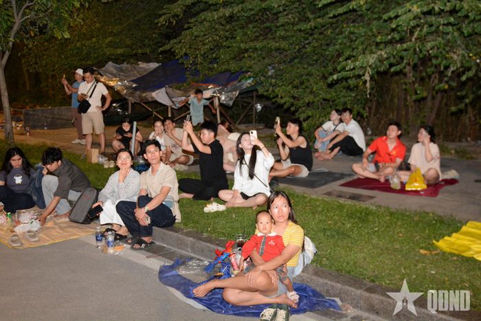  Tại khu vực khu đô thị Thủ Thiêm (phường An Khánh), người dân tập trung từ đầu giờ tối để chờ đón xem pháo hoa.  