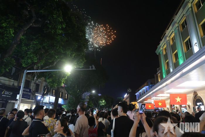 Không phải ai cũng có được vị trí ngắm pháo hoa ven hồ.