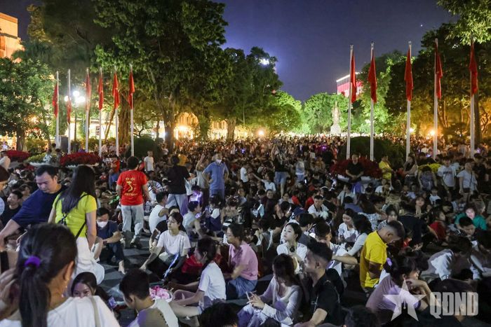 Vườn hoa Lý Thái Tổ đông nghịt người.