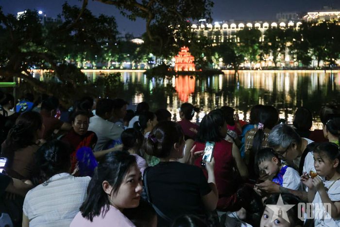 Tại khu vực quanh hồ Hoàn Kiếm, nhiều người dân đã có mặt từ sớm để tìm các vị trí quan sát pháo hoa đẹp nhất ở ven hồ.