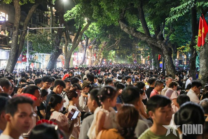 Các tuyến phố quanh hồ Hoàn Kiếm gần như không còn chỗ trống.