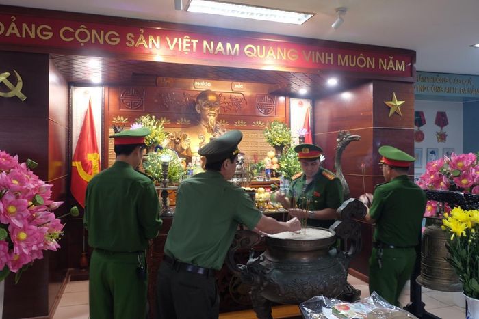 Lãnh đạo CATP Đà Nẵng vào dâng hương Hồ Chủ tịch