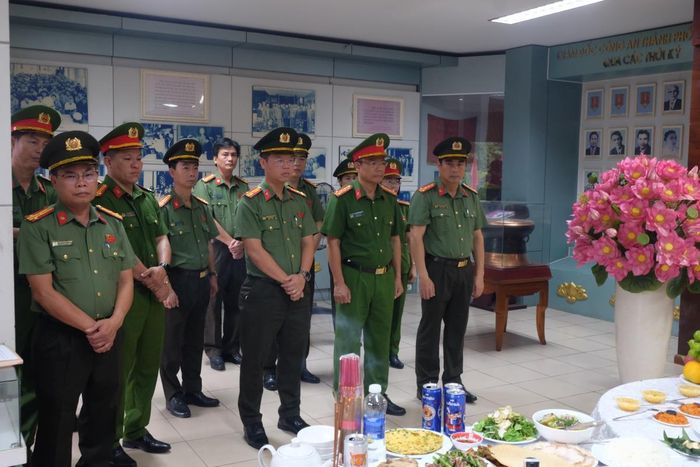 Lãnh đạo CATP Đà Nẵng tham gia buổi dâng hương.