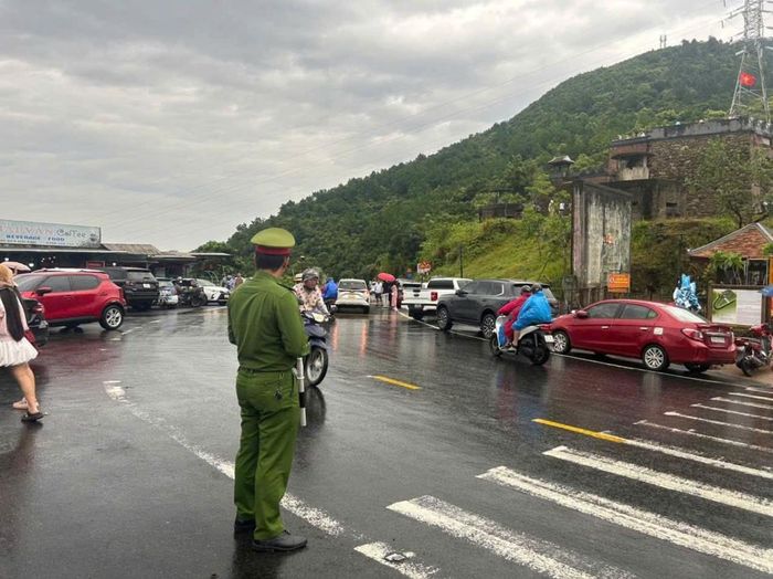 Công an phường Hải Vân bố trí lực lượng làm nhiệm vụ tại khu vực đỉnh đèo Hải Vân nhằm đảm bảo tình hình ANTT và TTATGT dịp cao điểm Quốc khánh 2-9.