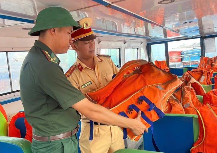 Kiểm tra nồng độ cồn lái tàu, áo phao trước khi tàu xuất bến