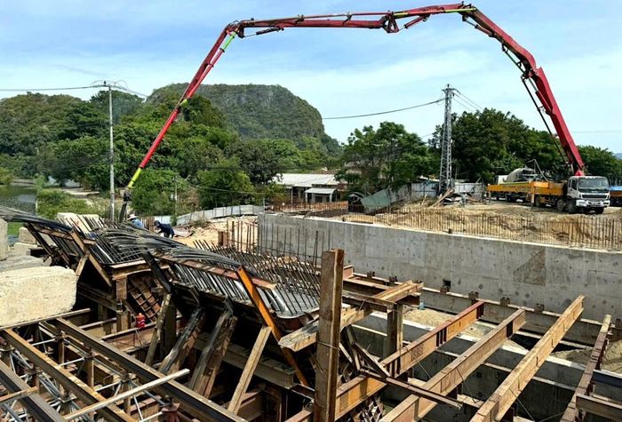 Thi công hạng mục trụ cầu Biện.