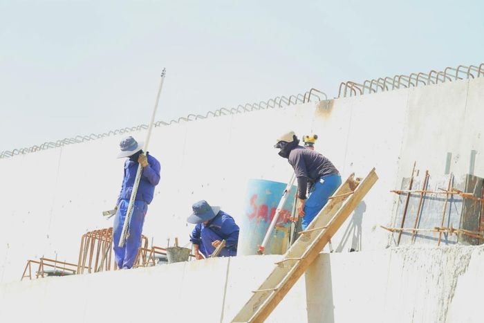Các công nhân hăng say lao động trên công trường Nút giao QL14B với cao tốc Đà Nẵng - Quảng Ngãi.