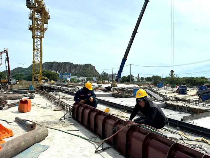 Các công nhân miệt mài làm việc trên công trường cầu Biện.
