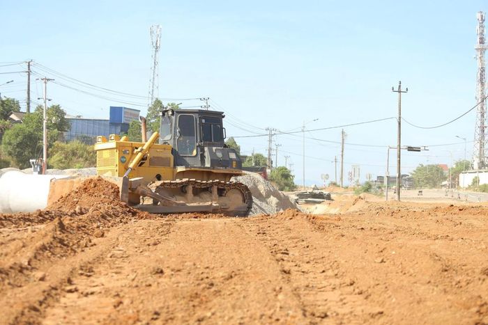 Thi công nền đường của 1 đường nhánh thuộc Dự án Nút giao QL14B với cao tốc Đà Nẵng - Quảng Ngãi