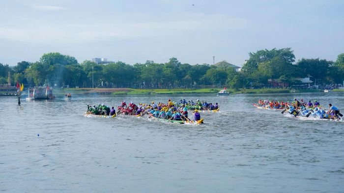 Các đội ra sức tranh tài trên sông Hương.