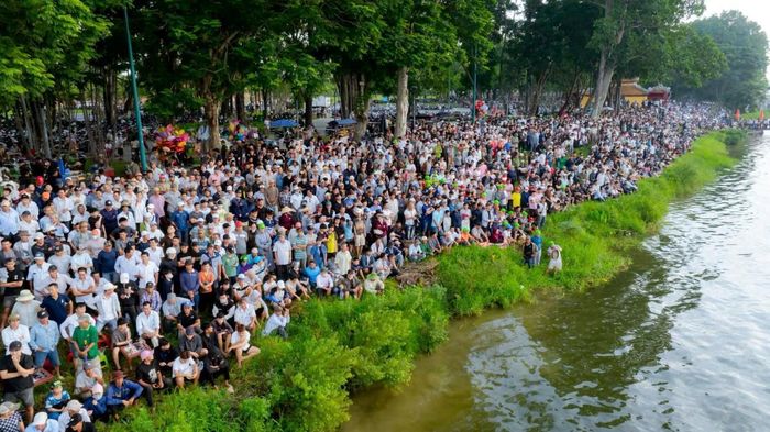 Ngay từ sáng sớm, đông đảo người dân và du khách đã tập trung dọc hai bờ sông Hương để theo dõi những cuộc tranh tài.