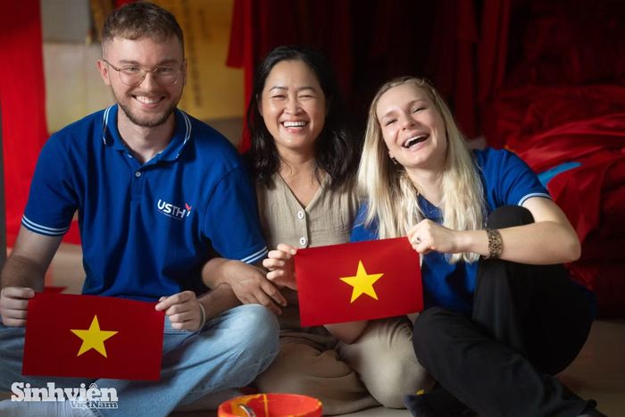 Chuyến đi thực tế tại làng nghề Từ Vân đã mang đến cho hai sinh viên Pháp những trải nghiệm khó quên khi tự tay hoàn thiện Quốc kỳ Việt Nam. Qua đó, câu chuyện về văn hoá và lịch sử hào hùng của đất nước đã được truyền tải một cách tự nhiên, gần gũi đến bạn bè quốc tế.