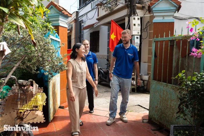 Rời khỏi giảng đường, hai sinh viên quốc tế tìm đến làng Từ Vân, nay thuộc thôn Lê Lợi, xã Chương Dương, Hà Nội. Nơi đây nổi tiếng với nghề may cờ Tổ quốc được gìn giữ qua nhiều thế hệ. Đón tiếp Mary và Ludovic, cô Vương Thị Nhung - gia đình đã có nhiều đời gắn bó với nghề sản xuất cờ, không giấu được niềm vui khi được giới thiệu, hướng dẫn tận tình về nghề truyền thống đặc biệt thiêng liêng của quê hương.