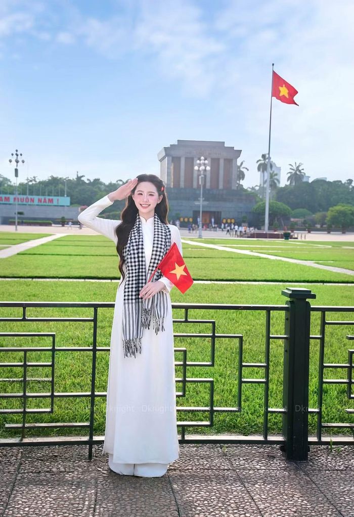 Là một người mẫu ảnh, vốn quen thuộc với ống kính, nhưng khoảnh khắc đứng giữa Ba Đình lịch sử vẫn mang đến cho Ngọc Hà cảm xúc hoàn toàn khác biệt.
