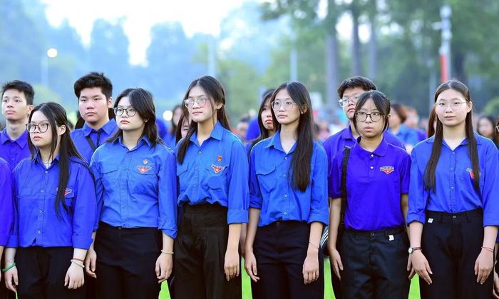 200 đoàn viên, thanh niên tiêu biểu Thủ đô cùng hàng nghìn người dân trang nghiêm dự lễ thượng cờ tại Quảng trường Ba Đình, sáng 2/9.