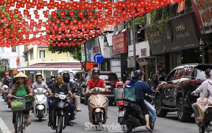 Tại các khu dân cư, cờ Tổ quốc cũng được treo đồng loạt trước cửa nhà. Nhiều con ngõ, tuyến phố trở nên nổi bật với những hàng cờ đỏ nối tiếp nhau.