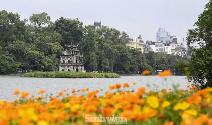 Khu vực hồ Hoàn Kiếm là một trong những điểm thu hút đông người. Các gia đình, nhóm bạn trẻ xuống phố từ sớm, nhiều người mang theo cờ Tổ quốc để chụp ảnh.