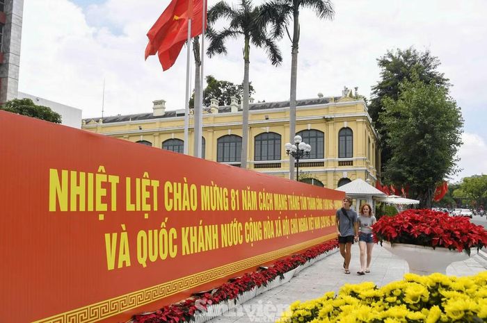 Lượng người tại khu vực trung tâm tăng, các tuyến phố trở nên nhộn nhịp. Người dân vừa dạo phố, vừa chụp ảnh và tận hưởng ngày nghỉ.
