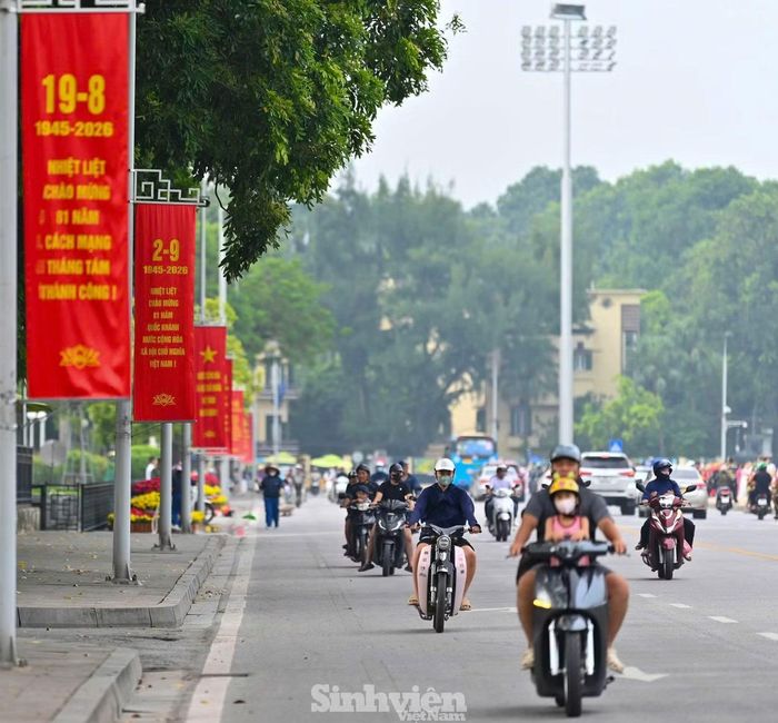 Với nhiều người trẻ, ngày này trở thành dịp đặc biệt để gặp gỡ bạn bè, xuống phố và lưu lại những khoảnh khắc giữa Hà Nội rực sắc cờ, hòa chung không khí cùng người dân Thủ đô Kỷ niệm 81 năm Quốc khánh nước Cộng hòa xã hội chủ nghĩa Việt Nam (2/9/1945 - 2/9/2026).