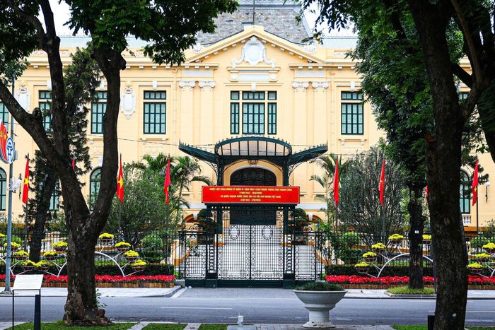  Tòa nhà Bắc Bộ Phủ, công trình kiến trúc Pháp cổ in đậm dấu ấn Cách mạng Tháng Tám năm 1945. Ảnh: TIẾN CƯỜNG 