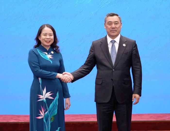 Tổng thống Kyrgystan Sadyr Japarov đón Phó Chủ tịch nước Võ Thị Ánh Xuân dự hội nghị. Ảnh: TTXVN