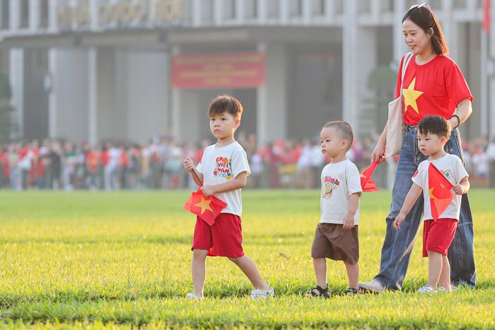  Sau Lễ Thượng cờ, người dân được vào khu vực Quảng trường để ghi lại những khoảnh khắc sáng ngày Quốc khánh. Ảnh: VĂN HUY 